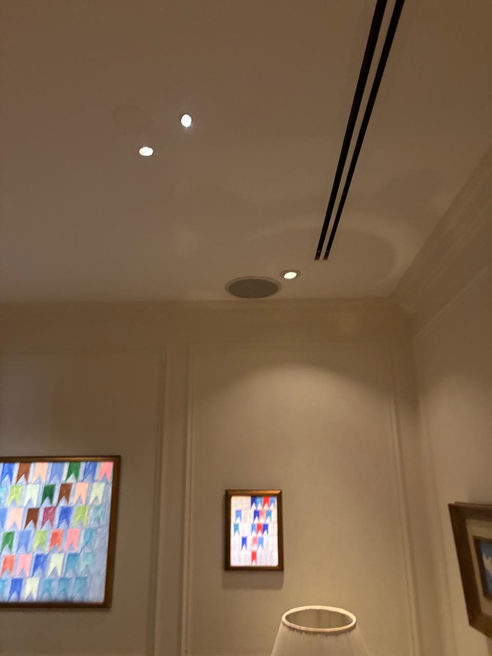 Access Point Ubiquiti instalado discretamente no teto da residência